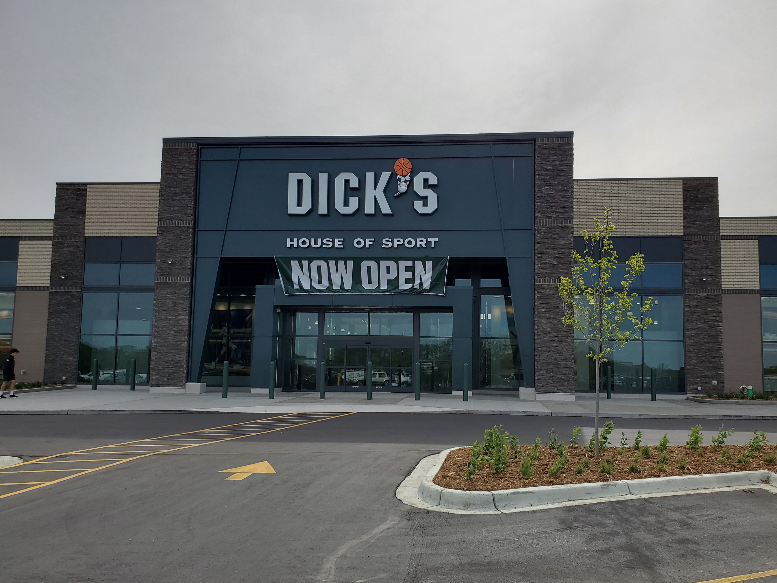 Store front of DICK's Sporting Goods store in Minnetonka, MN